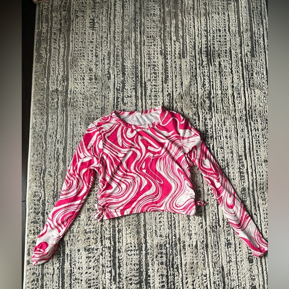 Long sleeve crop top, great for casual wear or dance. - Picture 4 of 4